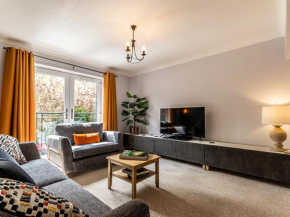 Pass the Keys Stylish holiday townhouse by the Quay with parking